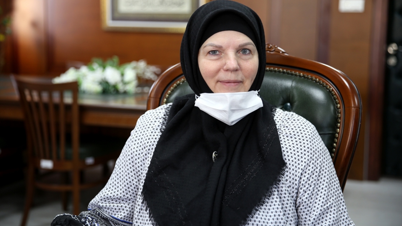 Aliye Nur, gazetecilere yaptığı açıklamada, uzun süredir çeşitli dinleri araştırarak içindeki manevi boşluğu doldurmaya çalıştığını, ruhunu bütünleyen dinin ise İslamiyet olduğunu belirtti.