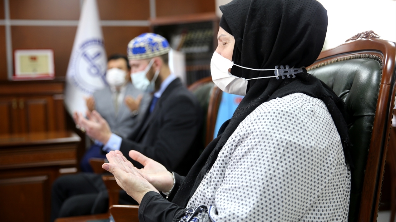 Altunkaya tarafından ihtida belgesi verilen çifte, İngilizce Kur`an-ı Kerim meali ve peygamberlerin hayatını anlatan kitap hediye edildi.