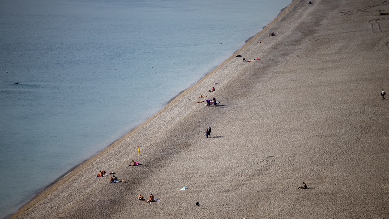 Bazı vatandaşlar, termoslarla getirdikleri kahve ve çayı deniz kenarında içti.