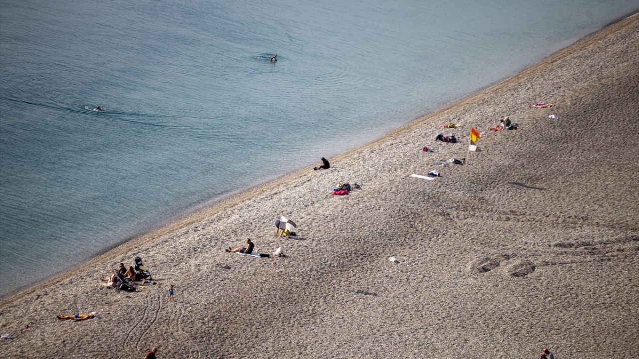 Havanın güneşli olmasını fırsat bilen bazı kent sakinleri, dünyaca ünlü Konyaaltı Sahili`nde denize girdi, güneşlendi.