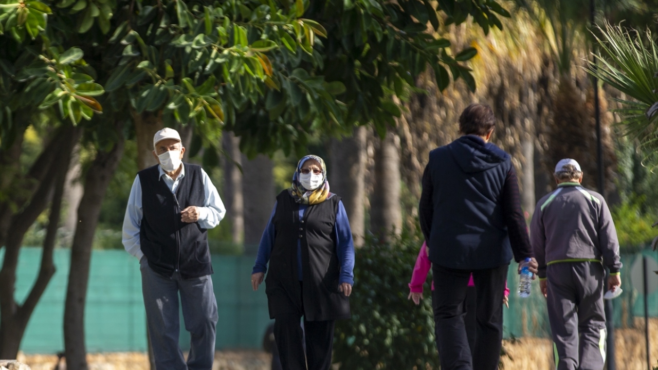 İçişleri Bakanlığınca valiliklere gönderilen genelge kapsamında saat 10.00`da dışarıya çıkan 65 yaş ve üzerindekiler, Atatürk Parkı ve sahil yolunda yürüyüş yaptı.