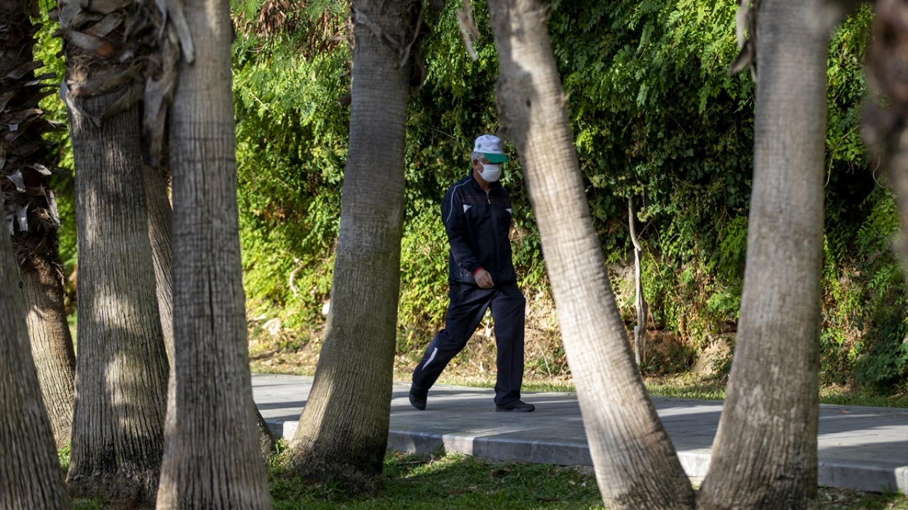 Özellikle deniz manzaralı parklarda yoğunluk oluşturan vatandaşların, maske taktıkları görüldü.