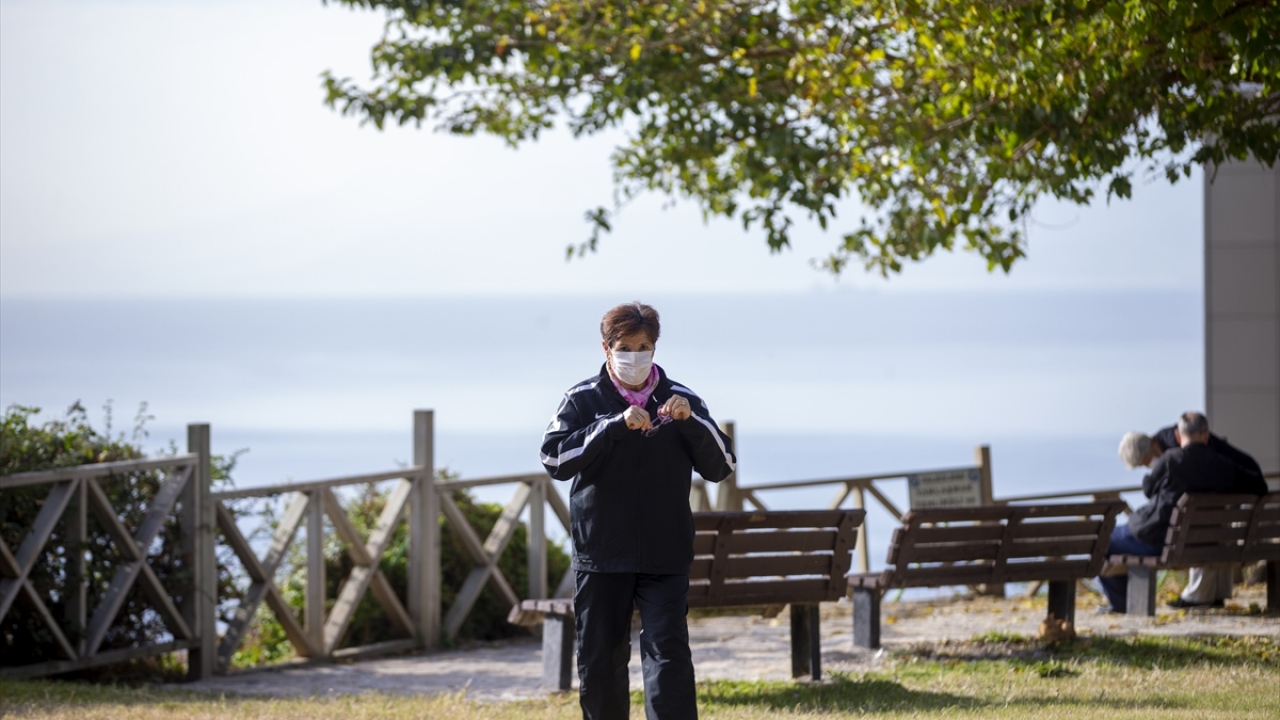 Eşiyle yürüyüş yapan 83 yaşındaki Riyat Özdemir, Antalya`da yazdan kalma günlerin keyfini Kovid-19 tedbirlerine uyarak çıkardıklarını söyledi.