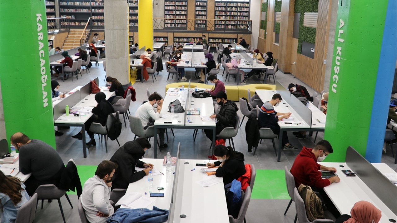 İl Kültür ve Turizm Müdürü Mehmet İhsan Aslanlı, burasının Türkiye`nin en modern kütüphanelerinden biri olduğunu söyledi.