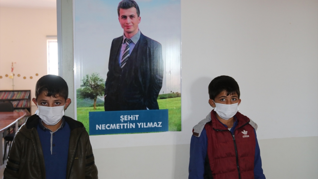 Aradan geçen süreye rağmen şehit öğretmenlerini unutmayan öğrencileri, Öğretmenler Günü`nü buruk kutladı.