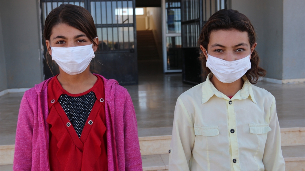 Birgül Subay da şehit öğretmeniyle daha önce Öğretmenler Günü`nü birbirlerine sarılarak kutladıklarını ancak artık ona sarılamadığını ifade etti.