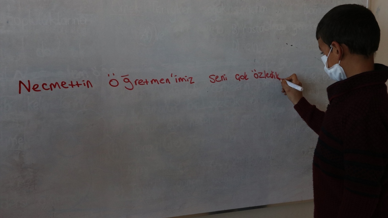 Okulda düzenlenen etkinlikte öğrenciler, sınıf tahtasına "Seni unutmadık Necmettin öğretmen" yazdı ve fotoğrafıyla hasret giderdi.