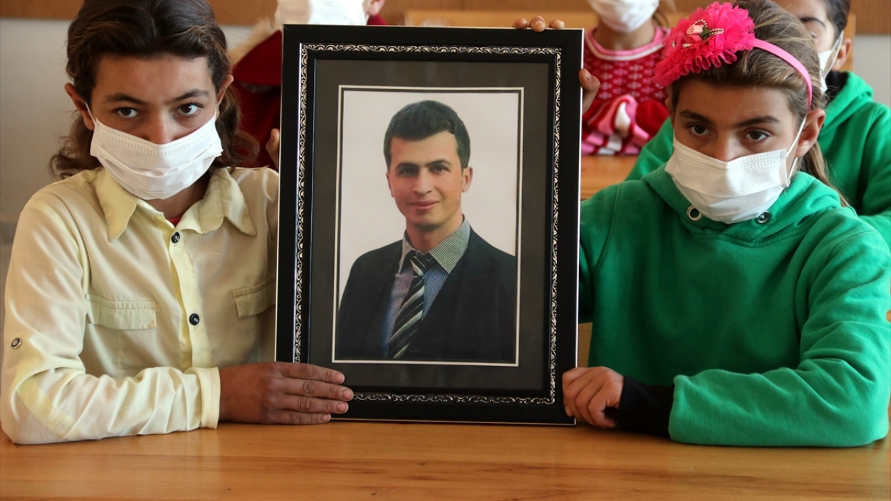 Öğrencilerden Mihriban Subay, ikinci sınıfta okurken Necmettin öğretmenden eğitim aldığını ve onu çok sevdiğini söyledi.