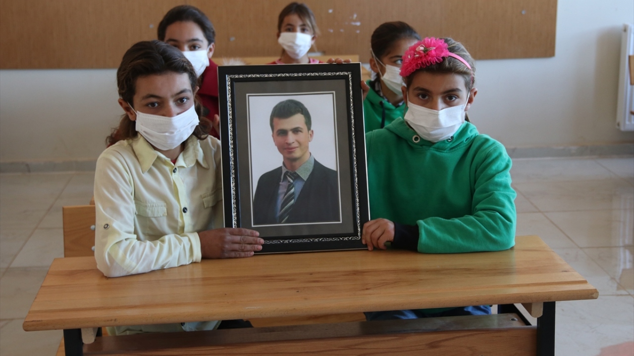 Şehit öğretmenini çok özlediğini belirten Subay, "Biz onu çok seviyoruz, o da bizi çok severdi. Öğretmenler Günü her geldiğinde çok duygulanıyoruz aramızda olmadığı için, keşke o da yaşasaydı bizimle birlikte olsaydı." dedi.