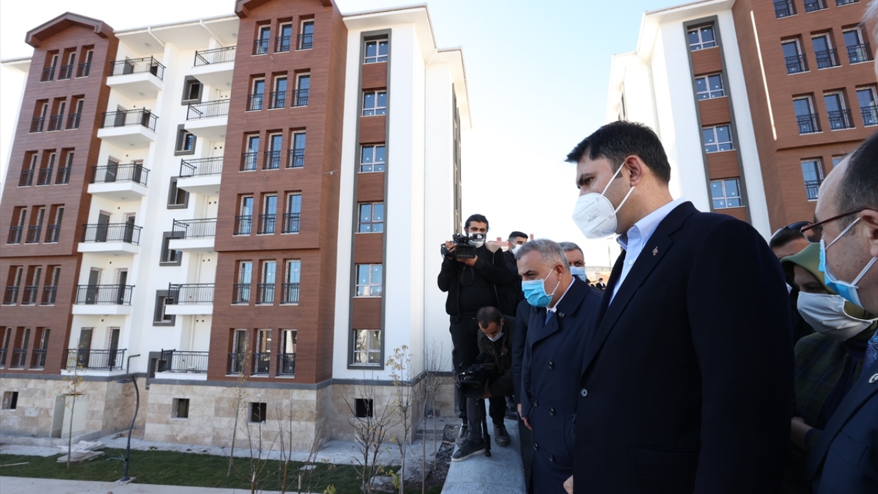 Örnek daireleri inceleyen Kurum, yürütülen çalışmalarla ilgili bilgi aldı.