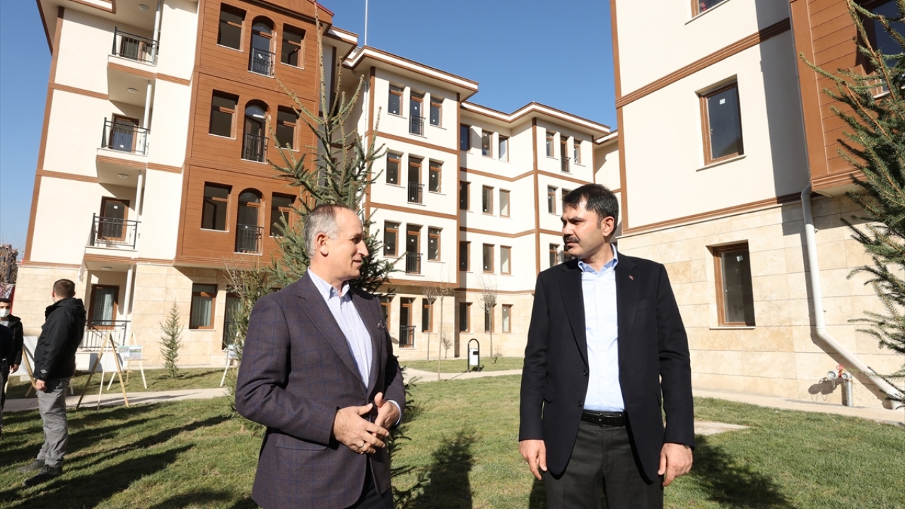 Bu kapsamda 2 yıl ödemesiz 18 yıl sıfır faizle hak sahibi olan vatandaşların ödemelerini yapacağını belirten Kurum böylece daha huzurlu, güvenli ve mutlu bir şekilde konutlarda yaşayacaklarını söyledi.