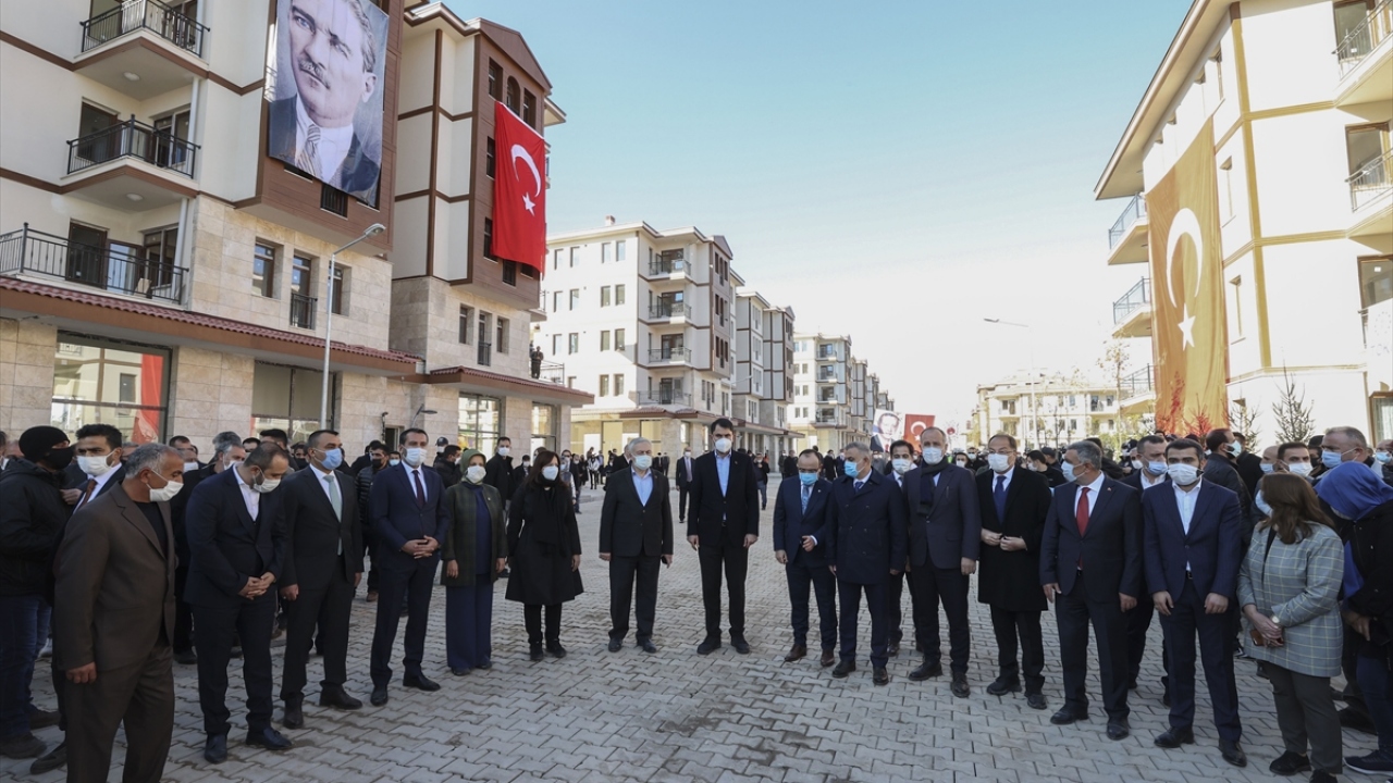 Kurum, konutlar, sosyal donatılar, okullar ve camilerin depremzedelere hayırlı olmasını diledi.