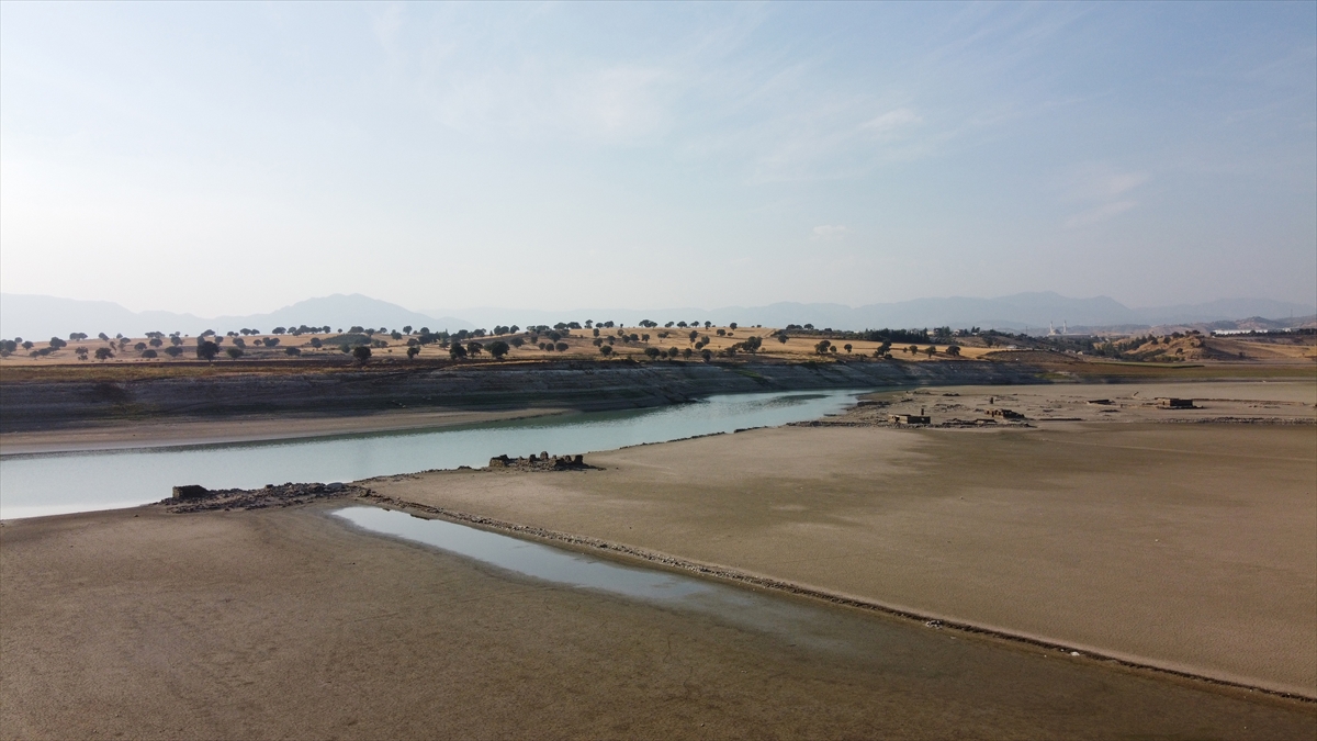 Merkez Onikişubat ilçesine bağlı Avşar köyü, 1991 yılında Ceyhan Nehri üzerine kurulan Sır Barajı havzasında kalınca o dönemde alınan kamulaştırma kararının ardından boşaltıldı.