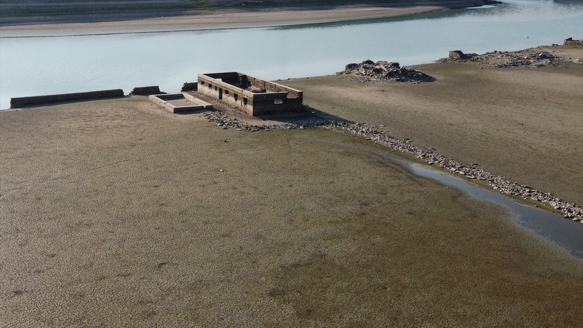 Su altında kalan köy, kurak geçen yılın ardından akarsu ve barajlardaki suyun çekilmesiyle yeniden görünür hale geldi.