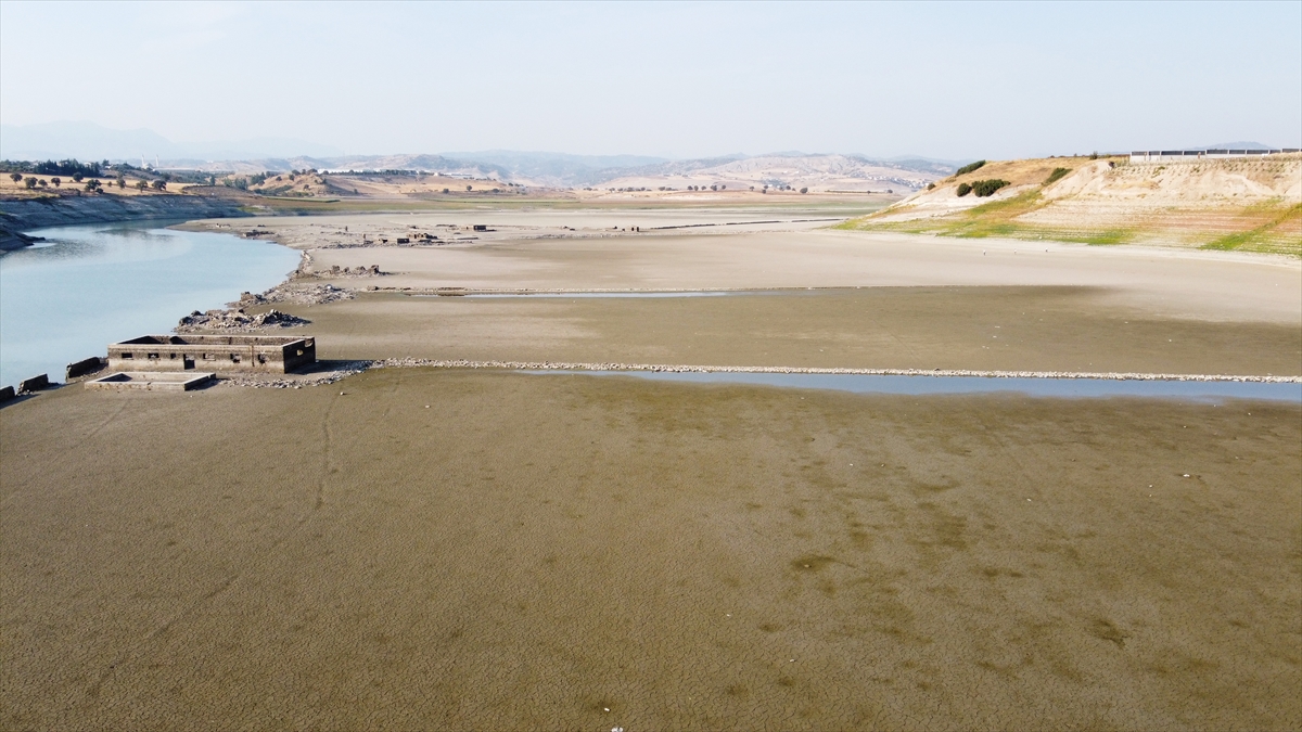 Yıllar önce yaşadıkları evlerin kalıntılarını görmek için baraj gölü kıyısına gelen mahalle sakinleri duygusal anlar yaşadı.