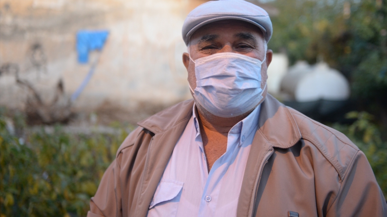 Ali Burçak da evlerinin su altında kalması sonrasında Avşar Mahallesi`nin yüksek kesimlerine taşındıklarını, sular çekilip de evler gün yüzüne çıkınca anılarını hatırladıklarını ifade etti.