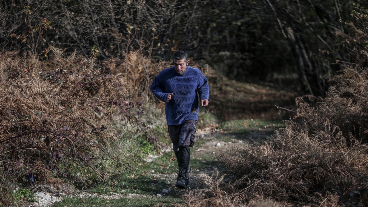 Doğadaki meyvelerden sirke yapan Budak, yıllardır cep telefonu bile kullanmadan teknolojiden uzak yaşam sürüyor.