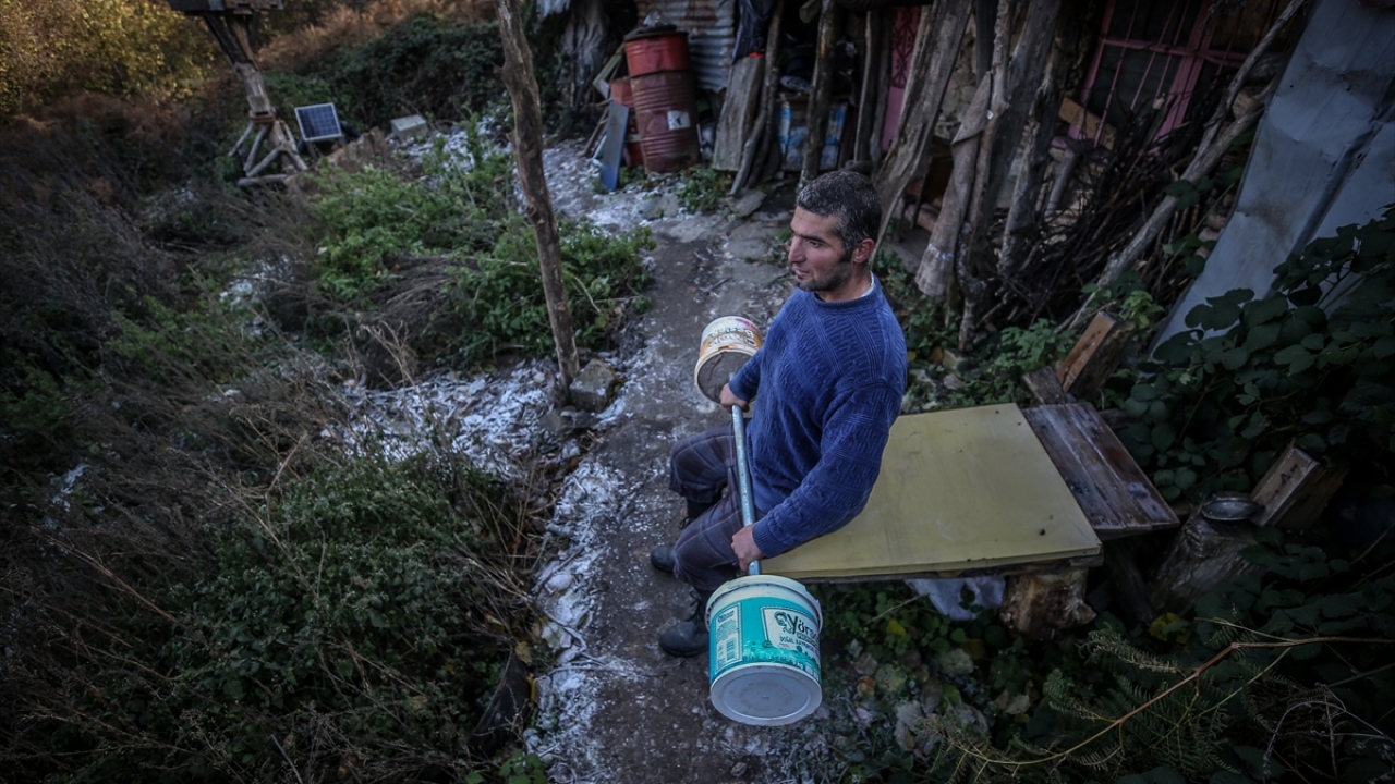 Ülke genelinde düzenlenen maraton koşularına katılan ve çok sayıda madalyası bulunan Budak, dağda koşarak ve yoğurt kovalarından yaptığı halter ile antrenmanlarını sürdürüyor.