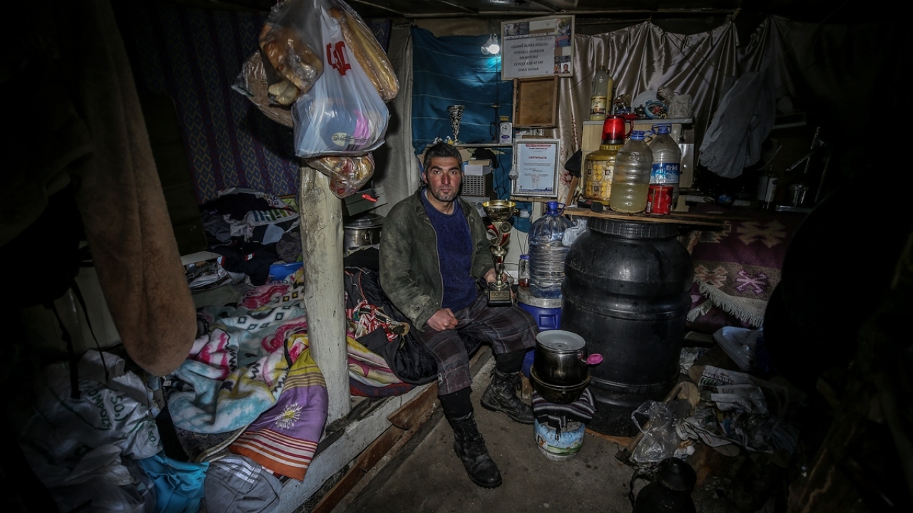 Budak, bazı günlerde kırsal mahallelerde çalışıp kazandığı parayla erzak alarak hayatını idame ettiriyor. 