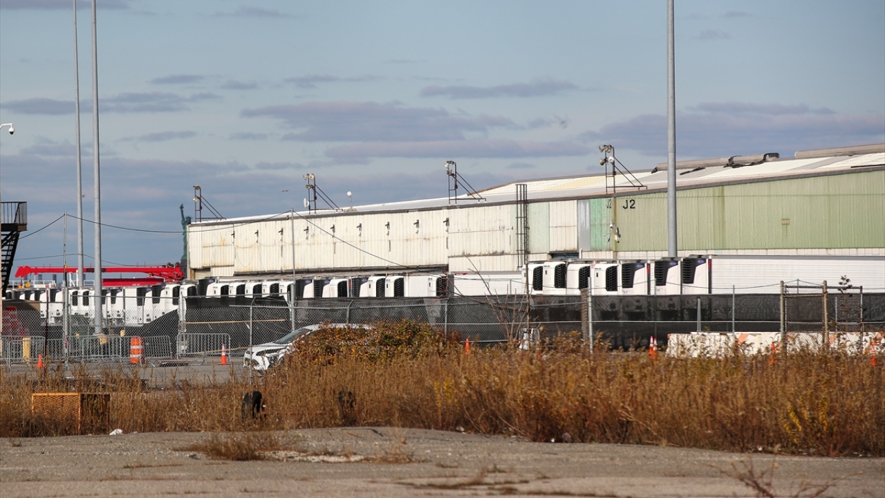 Salgın nedeniyle hayatını kaybedenlerin cenazeleri Brooklyn bölgesindeki soğutmalı römorklardan oluşan konteyner morglarda bekletiliyor.