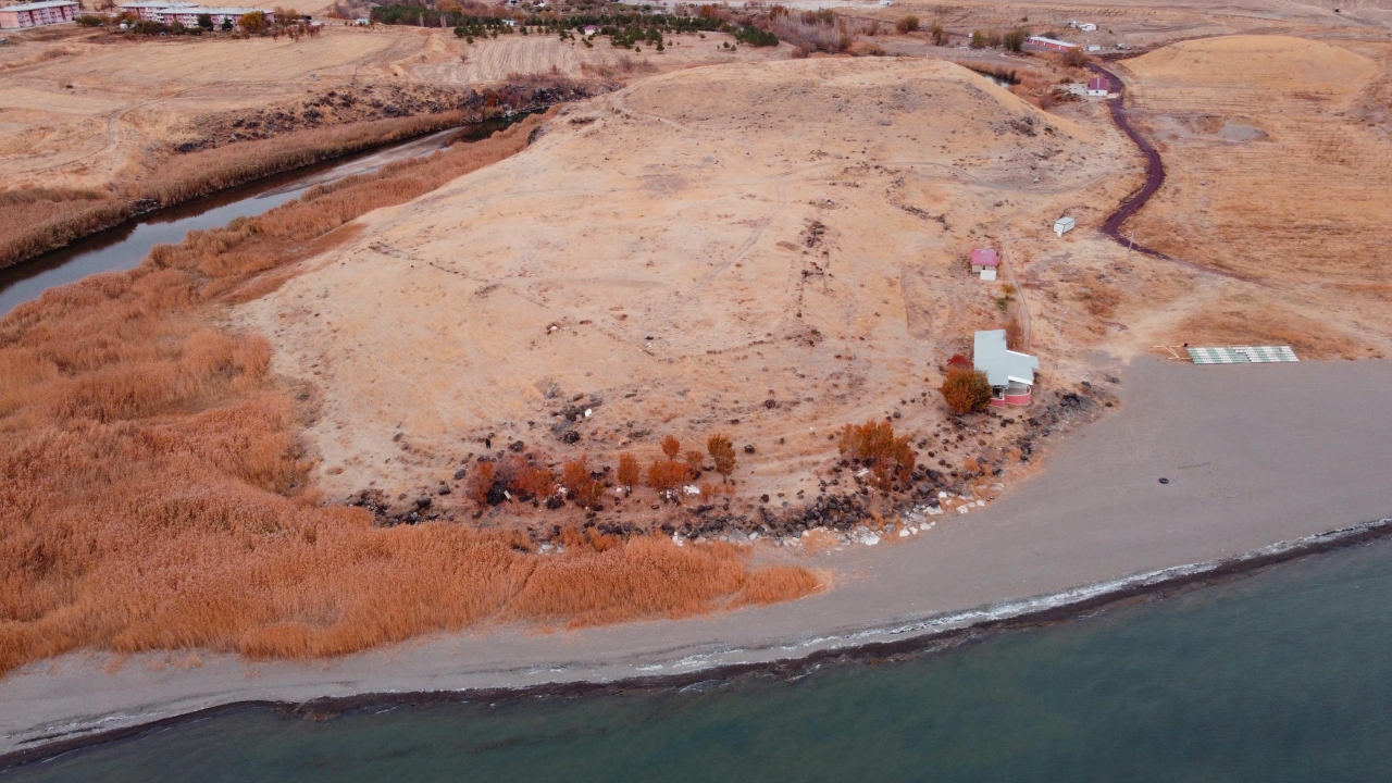 Van Gölü suları ile eski liman kalıntıları arasında yaklaşık 50 metrelik bir mesafenin olduğu belirtiliyor. 
