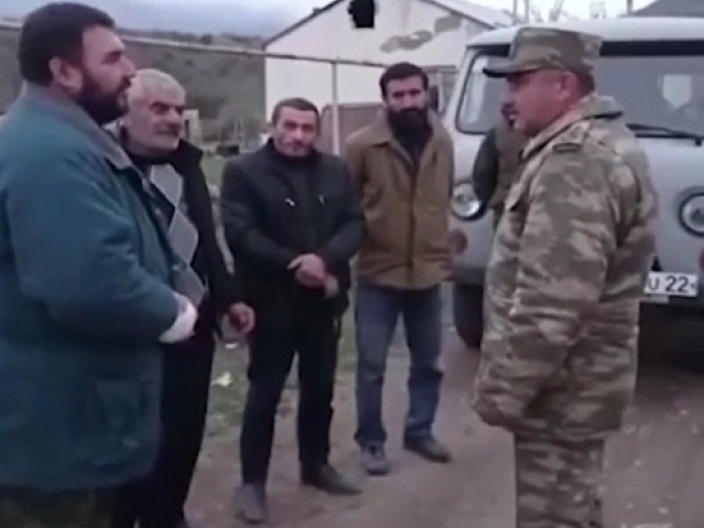 Azerbaycan askerleri, Ermeni sivillerin tahliyesine yardım ediyor