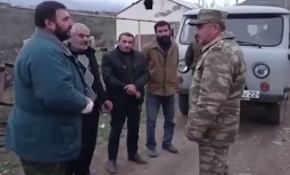 Azerbaycan askerleri, Ermeni sivillerin tahliyesine yardım ediyor