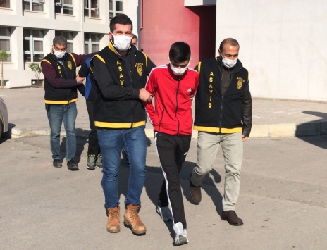 Adanada yaşlı kadını evinde gasbettiği iddiasıyla 3 zanlı yakalandıb