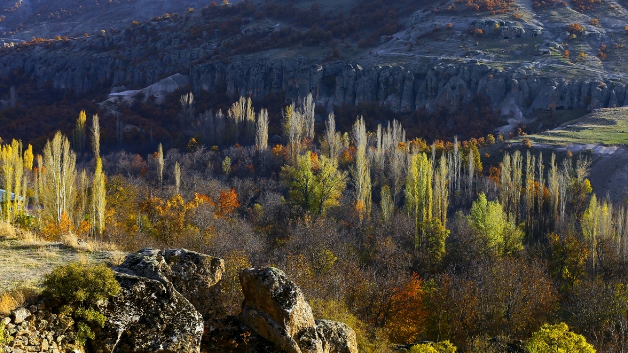 Meram ilçesi Gökyurt Mahallesi sınırı içinde, Kapadokya`daki gibi lav yığılmalarıyla meydana gelen volkanik arazi üzerine kurulu Kilistra Antik Kenti, tarihi ve coğrafi güzelliğinin yanı sıra sonbaharda da ziyaretçilerine görsel şölen sunuyor.