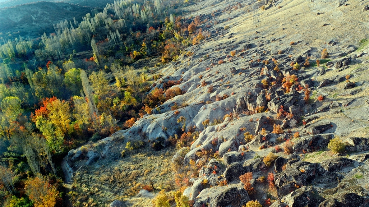 Sonbaharın son anlarının yaşandığı bugünlerde yeşil, sarı ve kahverenginin tonlarının ağırlık kazandığı Antik Kent`teki yapılar, etrafındaki ağaçlarla eşsiz güzelliklere kucak açıyor.