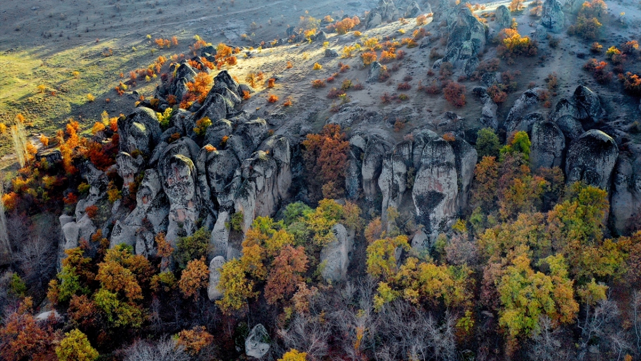 Köprüleri, sarnıçları ve ibadethaneleriye görenleri büyüleyen Kilistra, tarihi mirası ve coğrafi güzelliklerinin yanı sıra sonbaharda bitki örtüsünün renk değiştirmesiyle ziyaretçilerine mevsimin tüm güzelliklerini yaşatıyor. 