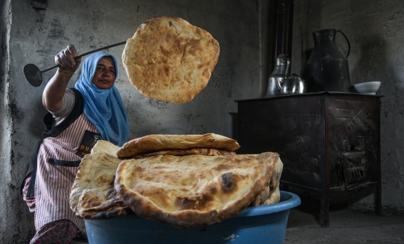 Arpaçaydaki köylü kadınlar imece usulü ekmek yaparak ilçedeki fırına gitmeye gerek duymuyor
