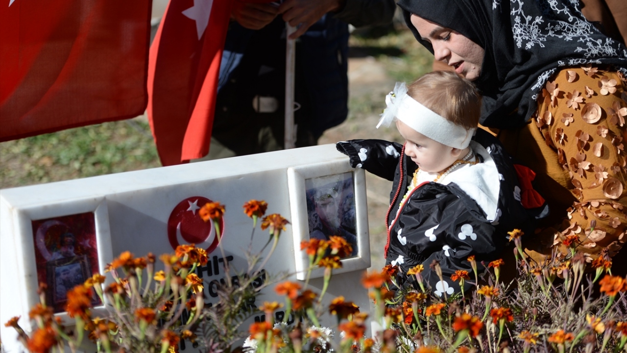 Duygulu anların yaşandığı ziyarette İkranur babasının kabrindeki fotoğrafı öptü.