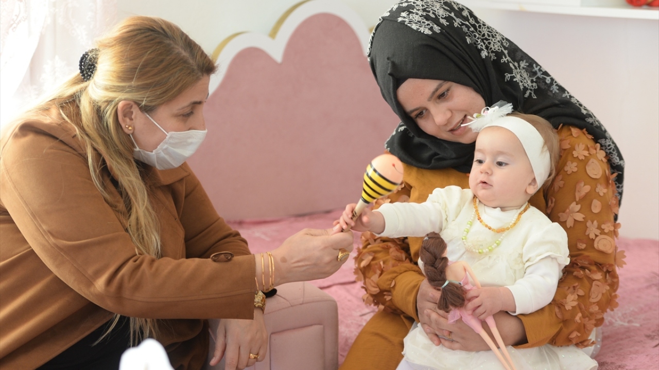 Evlerinde de kızı için doğum günü kutlaması yapan Acar, İkranur`a babasının şehit olmadan önce aldığı oyuncak bebeği hediye etti.