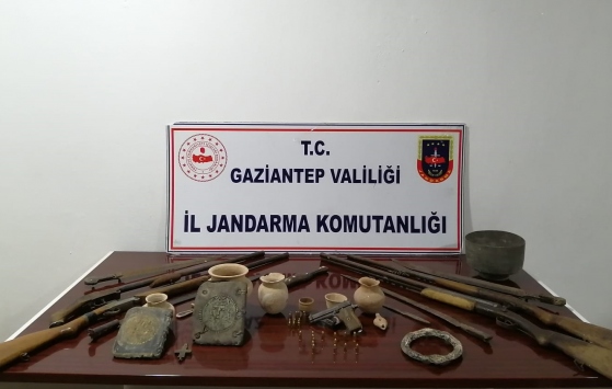 Gaziantepte tarihi eser niteliğinde 2 kitap ve çeşitli objeler ele geçirildi