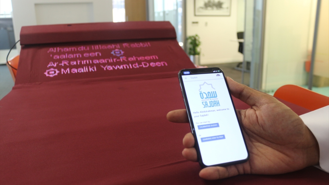 Ülkesinde geliştirdiği uygulamalarla tanınan Hamis, yaptığı açıklamada, tasarladığı bu seccadeyle başta çocuklar ve yeni Müslüman olanlar olmak üzere namaza yeni başlayanlara yardımcı olmak istediğini söyledi.