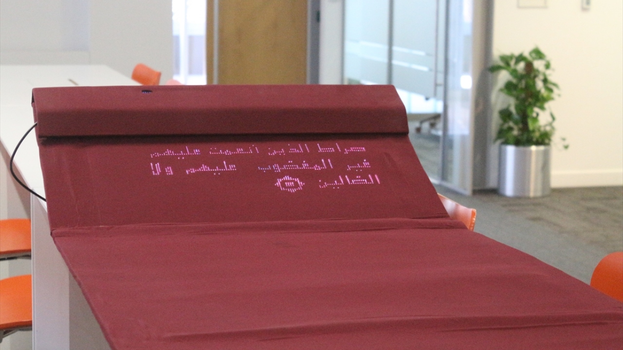 Namazın her rüknünde yapılması gerekenler seccadeye yerleştirilen ekrana yansıtılıyor