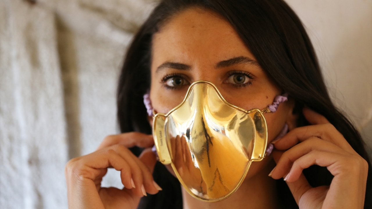 Haziran ayında açtığı dükkanında maske için kalıp çalışmalarına başlayan Demirci, uzun çabaları sonucu kalıbını çıkardığı altın ve gümüş maskelerin üretimine geçti. 