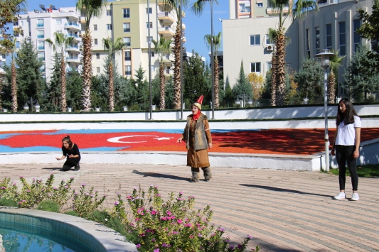 Erdemlide sokak tiyatrosuyla kadına şiddete dikkat çektiler