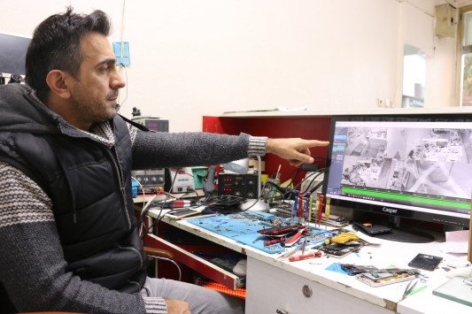Siirtte cep telefonu satışı yapan iş yerinden hırsızlık güvenlik kamerasına yansıdı