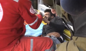 İsrail askerleri, yaralı Filistinliyi ambulanstan almaya çalıştı