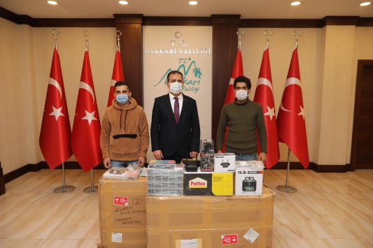 Hakkari Valiliğinden Teknofeste katılan Savaş Tatlıya malzeme desteği