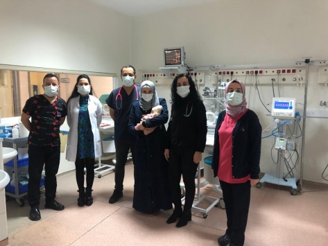 Suriyeli ailenin 450 gram doğan bebeği hayata tutundu