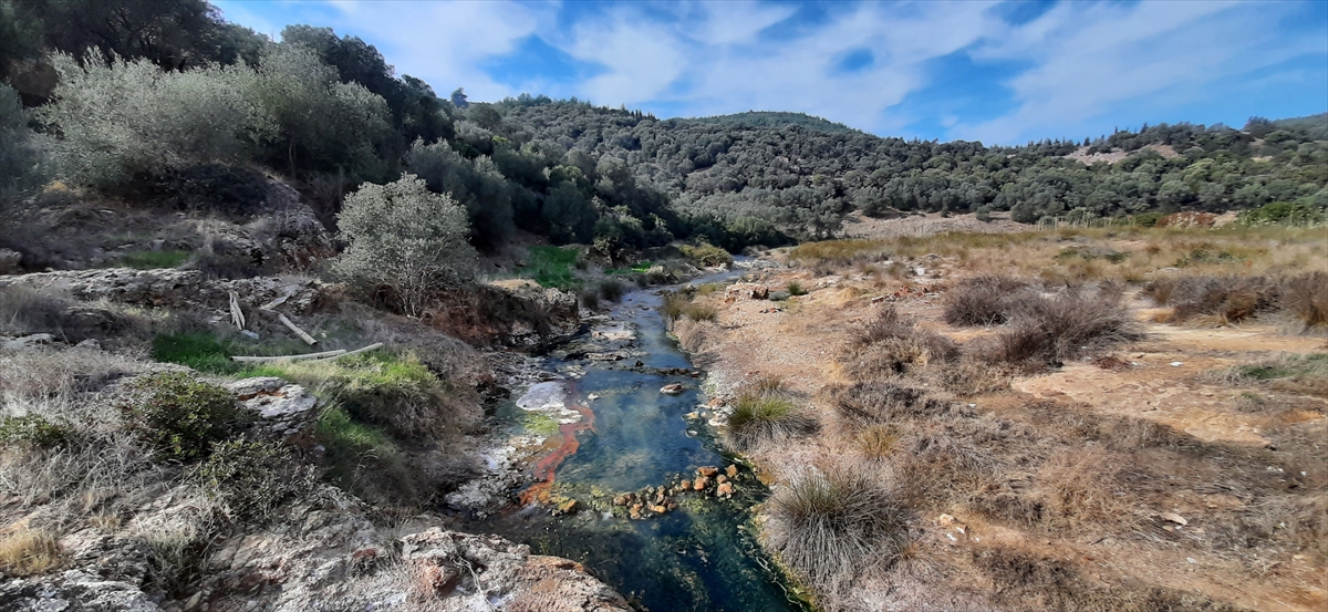 Deprem olmadan önce yerin altında belli bir gerilim oluştuğunu dile getiren Sözbilir, şöyle konuştu: