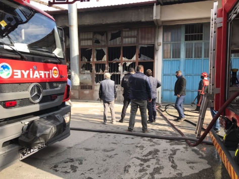 Sakaryada mobilya boyahanesinde çıkan yangın hasara neden oldu