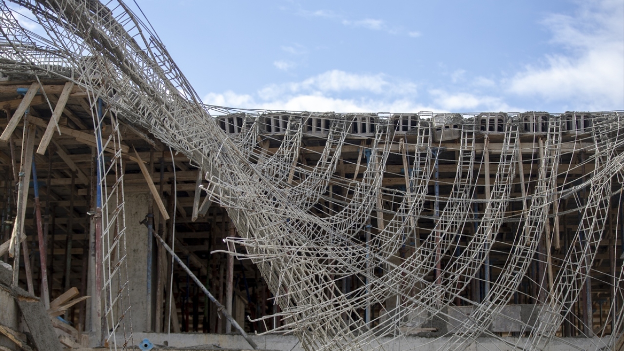 Muratpaşa ilçesi Güvenlik Mahallesi`ndeki inşaatın ikinci katına beton döküldüğü sırada, çakılı kalıpta çökme meydana geldi.