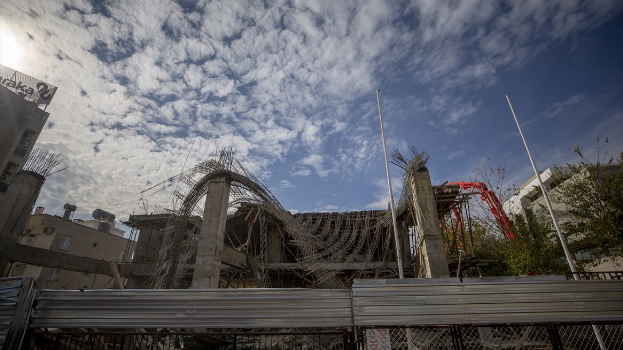Yaralı işçiler, sağlık ekiplerince Atatürk Devlet Hastanesi ile Antalya Eğitim ve Araştırma Hastanesi`ne kaldırıldı.