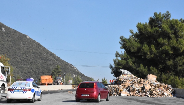 Muğlada geri dönüşüm malzemesi yüklü tır devrildi: 1 yaralı