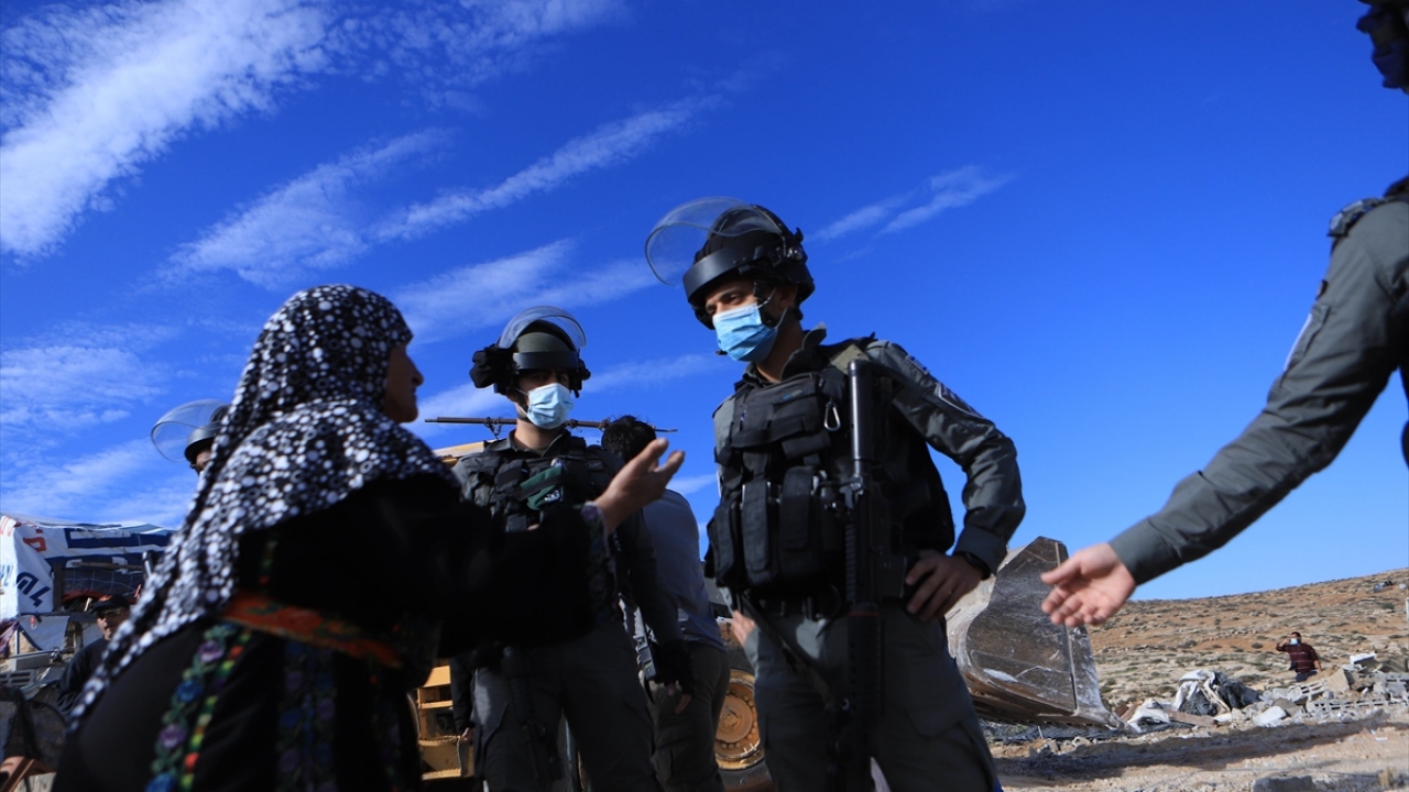 Yıkım kararına tepki gösteren bölge sakinleri ile İsrail güçleri arasında zaman zaman gerginlik yaşandı.