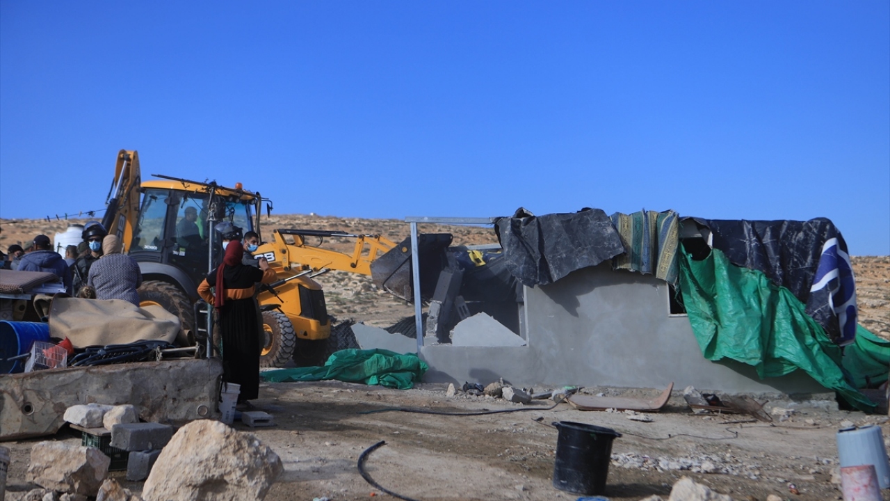 İsrail yönetimi kendi kontrolünde olduğu gerekçesiyle çoğunlukla "C bölgesi"nde Filistinlilerin yeni bina veya genişletme çalışması yapmasına izin vermiyor.